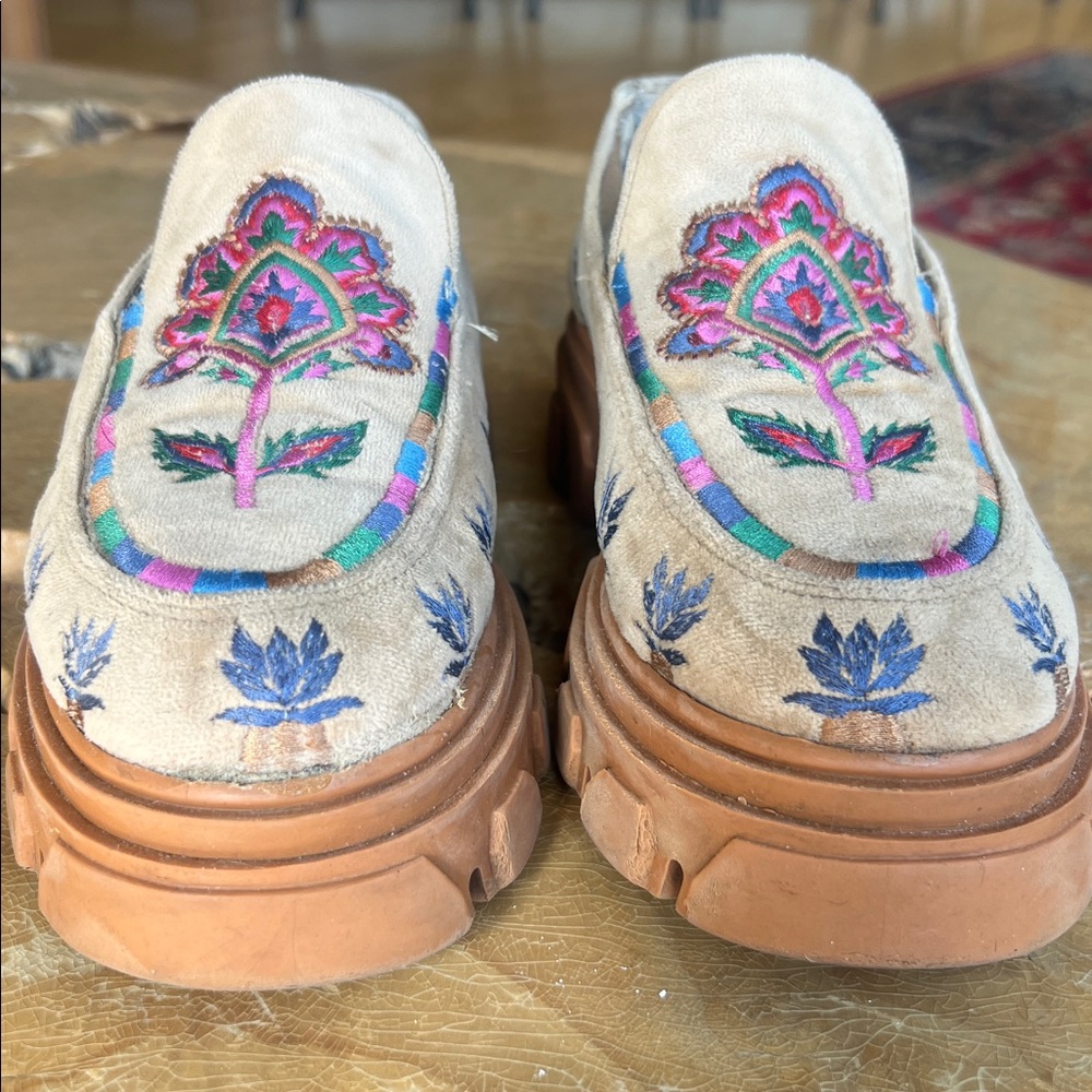 Farm Rio Velvet Embroidered Chunky Lug Sole Women's Loafers SZ 7 Floral Preloved - Picture 3 of 16